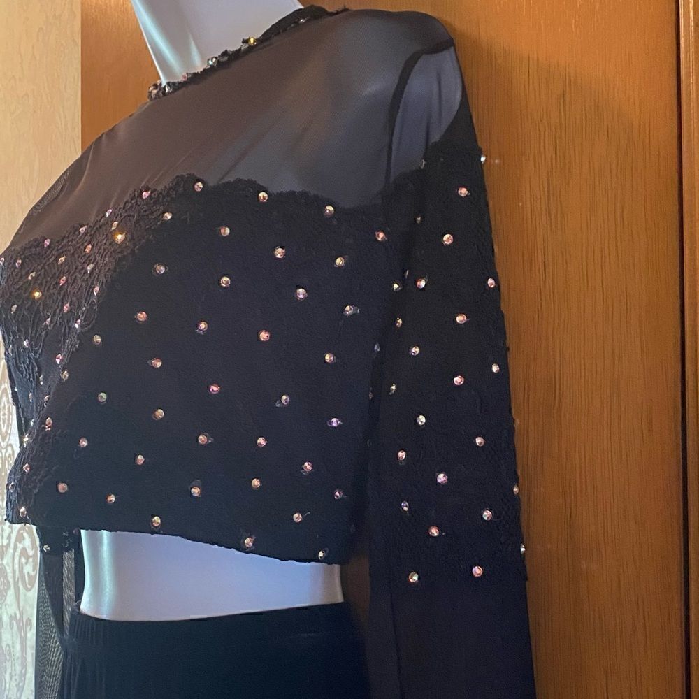 ✨ Lightweight Long sleeve crop top with lace and rhinestone details. Size Large - Picture 3 of 14